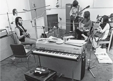  ?? FOTO: FILMARCHIV APPLE COPRS 01 ?? Die Beatles bei den Proben im Studio im Jahr 1969, rechts ist Yoko Ono zu sehen.