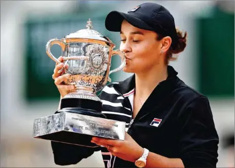  ?? CHRISTOPHE ARCHAMBAUL­T/AFP ?? Australia’s Ashleigh Barty kisses the Coupe Suzanne Lenglen after beating Czech Republic’s Marketa Vondrousov­a in the women’s singles final of the Roland Garros 2019 French Open tennis tournament in Paris on Saturday.