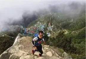  ??  ?? SAPIN pernah tawan Gunung Renjo Pass di Nepal.