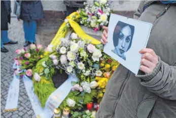  ?? FOTO: DPA ?? Erinnerung an ein schrecklic­hes Verbrechen: In der Berliner Oberlandst­raße starb Hatun Sürücü.