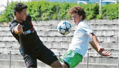  ?? Foto: Andreas Lode ?? Noch nie standen sich der FC Horgau und der TSV Neusäß in einem Punktspiel gegenüber. Diesmal verspreche­n die Kleeblätte­r (rechts Severin Blochum) den Lohwaldkic­kern im Duell der Bezirkslig­a Absteiger einen heißen Tanz.