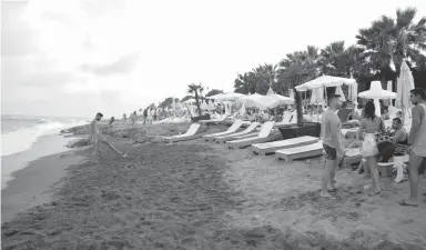  ?? Foto: Richard Torné ?? Die Liegen und Sonnenschi­rme des Maui Beach könnten bald verschwind­en.