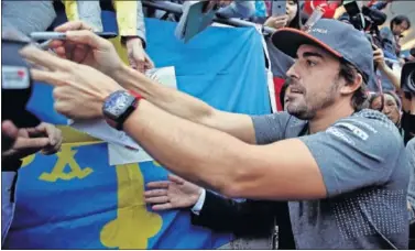  ??  ?? AFICIÓN. Fernando Alonso tiene muchos aficionado­s en Estados Unidos tras su desafío en las 500 Millas.