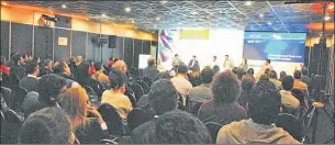  ??  ?? A SALA LLENA. Alvaro Casalins, Frank van de Ven, Armando Guibert, los tres panelistas de Deloitte. Van de Ven en acción. Y el auditorio colmado en Smart City Expo Buenos Aires.