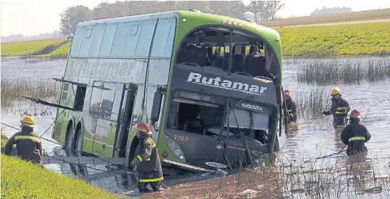  ?? KITO MÉNDEZ ?? En el agua. El ómnibus quedó en un área inundada al costado de la autovía. La hipótesis más firme es que el chofer se quedó dormido.