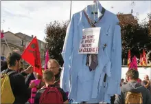  ??  ?? La paupérisat­ion pour tous, c’est maintenant !