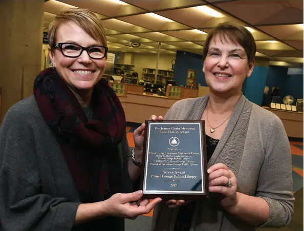  ?? CITIZEN PHOTO BY BRENT BRAATEN ?? Citizen publisher Colleen Sparrow and Prince George Public Library Chief Librarian Janet Marren hold The Jeanne Clarke Memorial Local History Award, which was presented to the Prince George Newspapers Digitizati­on Project.