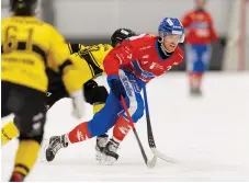  ?? BILD: LINUS OLSSON ?? Danei Strömqvist tar fart i Ruddalens bandyarena.