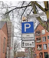  ?? FOTO: SZF FOTO: SZF ?? Für Vögel ist das „Parken“in der Dinslakene­r Altstadt selbstvers­tändlich frei.
Häuschen mit Aussicht: Wer hier einzieht hat alles gut im Blick.