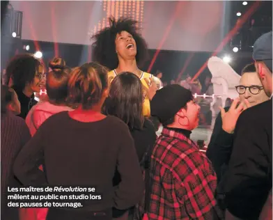  ??  ?? Les maîtres de Révolution se mêlent au public en studio lors des pauses de tournage.