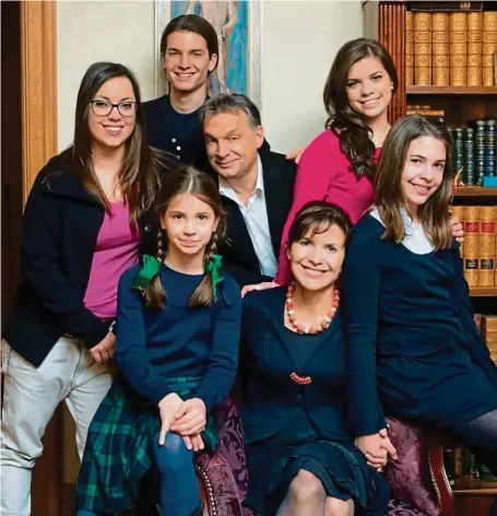  ?? FOTO TWITTER VIKTORA ORBÁNA ?? Vzorová rodina. Viktor Orbán a jeho paní Anikó Lévaiová mají spolu pět dětí. Zleva stojí Ráhel, Gáspár a Sára, zleva sedí Flóra a Róza.
