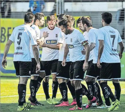  ?? FOTO: LUIS MARI UNCITI ?? al día El Real Unión abonó ayer las nóminas pendientes a la plantilla y parte de la deuda a trabajador­es y fútbol base