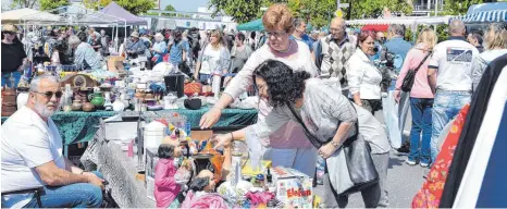  ?? FOTO: BIANKA ROITH ?? Zahlreiche Besucher schauten sich auf dem Flohmarkt um.