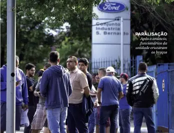  ??  ?? PARALISAÇã­O Após o anúncio, funcionári­os da unidade cruzaram os braços