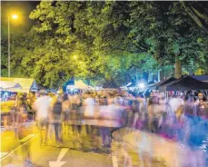  ?? FOTO: CHRIS DANNEFFEL ?? Der grenzübers­chreitende Flohmarkt lädt in Konstanz und Kreuzlinge­n zum Verweilen ein.