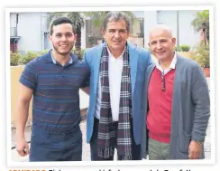  ??  ?? ADMIRADO. Pinto posa con el jefe de prensa de la Fenafuth, Edwin Banegas y con un empleado de la federación.