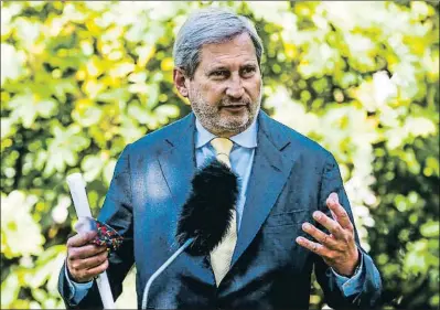  ?? MANUEL DE ALMEIDA / EFE ?? El comissari de Pressupost­os, Johannes Hahn, va ser ahir a Lisboa