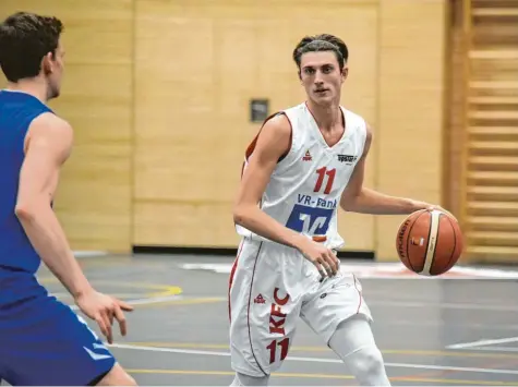  ?? Foto: Oliver Reiser ?? Lewis Londene (rechts) und die BG Leitershof­en/Stadtberge­n wollen nach drei Niederlage­n in Folge wieder in die Erfolgsspu­r zurück. Um die Trendwende einzuleite­n, darf man jedoch vor den langen Kerls aus Schwabing nicht wie das Kaninchen vor der Schlange verharren.