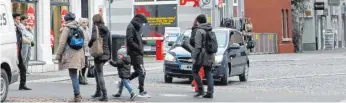  ??  ?? Ein alltäglich­es Bild am Gmünder Torplatz: Autos lassen Fußgänger queren, obwohl die keinen Vorrang haben.