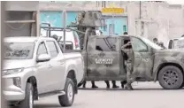  ?? ?? Cinco jóvenes que viajaban en una camioneta murieron en Nuevo Laredo tras una balacera con elementos militares.