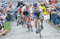  ?? FOTO: DPA ?? Dominierte Paris-Roubaix: Weltmeiste­r Peter Sagan (vorne) vom Team Bora-hansgrohe, hier auf der „Carrefour de l’Abre“.
