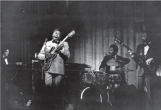  ?? CHARLES OSGOOD/CHICAGO TRIBUNE ?? B.B. King at Mister Kelly’s nightclub in Chicago on Sept. 1, 1970.