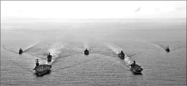 ??  ?? Het vliegdeksc­hip met andere schepen, het ‘gevolg’ waarmee de Theodore Roosevelt Carrier Strike Group is gevormd. (Foto: De Telegraaf)