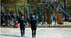  ?? Foto: Annette Zoepf ?? Der städtische Ordnungsdi­enst kontrollie­rte die Einhaltung der Maskenpfli­cht unter anderem auf den Spielplätz­en am Kuhsee.