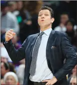  ?? ANDY LYONS/GETTY IMAGES/TNS ?? Kings head coach Luke Walton gives instructio­ns to his team against the Indiana Pacers in Indianapol­is on Dec. 20.