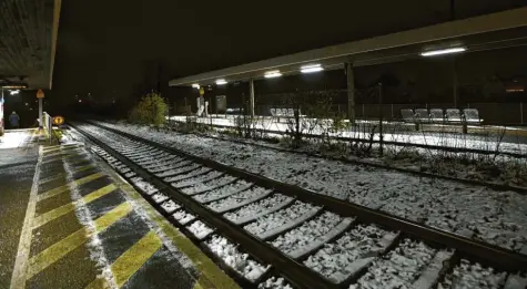  ?? Foto: Marcus Merk ?? Düster könnten die Aussichten für den Bahnhof Neusäß sein. Der barrierefr­eie Umbau darf nicht unter die Räder kommen, mahnen Politiker.