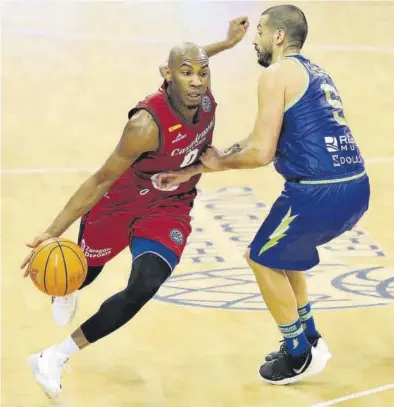  ?? ÁNGEL DE CASTRO ?? Sulaimon intenta avanzar ante la defensa de Chessa durante el partido de ayer.