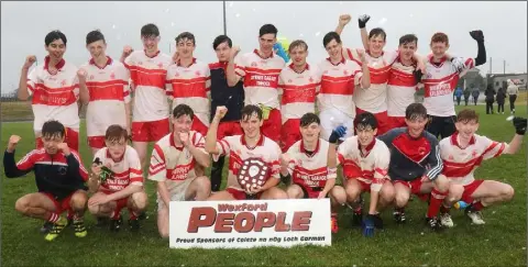  ??  ?? The rain was no impediment to Ballinastr­agh Gaels celebratin­g thei shield victory.