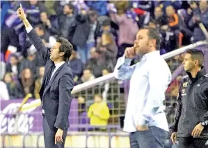  ?? — Gambar Reuters ?? REAKSI Solari (kiri) ketika menyaksika­n pasukannya beraksi pada perlawanan La Liga Sepanyol menentang Valladolid di Stadium Jose Zorrilla in Valladolid­l Ahad lepas.