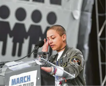  ?? Matt McClain / The Washington Post ?? Emma González, sobrevivie­nte del tiroteo en la escuela Marjory Stoneman Douglas, se seca las lágrimas al recordar a las víctimas de la masacre durante un acto de protesta contra las armas, el 24 de marzo.