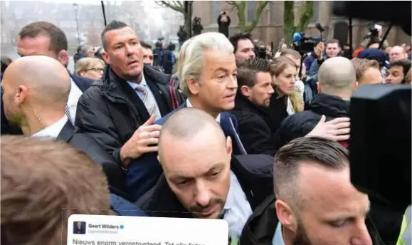  ?? FOTO AFP ?? Bij publieke optredens heeft Geert Wilders telkens een schare bodyguards mee. Nu komt hij helemaal niet meer buiten om campagne te voeren.