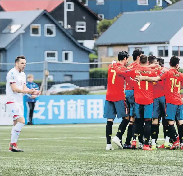  ??  ?? VICTÒRIA PER 1-4
Els jugadors de la selecció espanyola celebren un gol en la visita al camp de les Illes
Fèroe, el 7 de juny, en un partit de la fase de grups de l’Eurocopa 2020 disputat a
Tórshavn