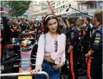  ??  ?? Bella Hadid porte bien son prénom. C’est un fait. On sait aussi qu’elle aime Monaco et son Grand Prix, dont elle est fidèle. Hier, c’est son caractère que la mannequin a affiché en prenant le taureau (Red Bull) par les cornes sur la grille de départ....