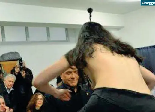  ??  ?? La protesta Un’attivista del gruppo Femen, a seno nudo, contro Silvio Berlusconi ieri nel seggio milanese di via Scrosati: la foto è stata postata sulla pagina Facebook di Femen