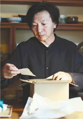  ?? ?? Nakamura reads a letter sent to him along with a broken pottery vessel.