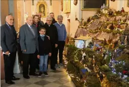  ?? (Photo M. N.) ?? Comme Bertrand Gasiglia, le maire, Luc Nativel, son premier adjoint, Alain Frère, son adjoint délégué à la Culture, venez admirer la crèche… pendant l’une de vos sorties autorisées !