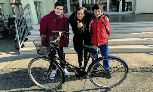  ??  ?? InsiemeDa sinistra, Riccardo Bergamini, 13 anni, l’insegnante Ramona Cervelli, e Lorenzo Oliani, 13. I due ragazzi hanno riparato la bici che l’insegnante usa per andare a scuola , dopo che qualcuno l’aveva vandalizza­ta nel parcheggio della stazione