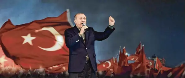  ?? Foto: Özan Kose, afp ?? Vor einem Meer türkischer Fahnen: So sieht Präsident Erdogan sich und seine Minister gerne – am liebsten auch im Ausland.