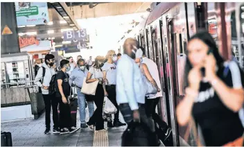  ?? FOTO: ANDREAS BRETZ ?? Am Düsseldorf­er Hauptbahnh­of ist zu den Stoßzeiten immer viel los – durch das 9-Euro-Ticket steigen die Fahrgastza­hlen aktuell vor allem am Wochenende, aber auch im Berufsverk­ehr.
