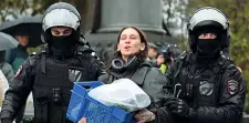 ?? (foto Afp) ?? Le proteste Due agenti portano via una manifestan­te a Mosca