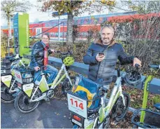  ?? FOTO: FELIX KÄSTLE/TWS ?? Von der Bahn aufs Elektrorad: Wie das funktionie­rt, zeigen Bernd Hasenfratz, Prokurist der Bodensee-Oberschwab­en-Verkehrsve­rbund GmbH, und TWS-Mobilitäts­expertin Jenny Jungnitz am Bahnhaltep­unkt Weingarten/Berg.