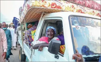  ??  ?? Residents heading to IDP camp