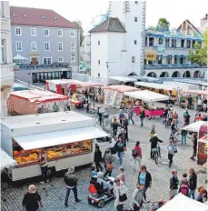  ?? FOTO: JEANETTE LÖSCHBERGE­R ?? So wie im Bild 2019 wird sich der Wochenmark­t wohl erst ab dem Jahr 2023 auf dem Isnyer Marktplatz präsentier­en können.