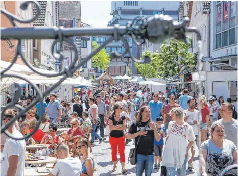  ?? FOTOS: THOMAS SIEDLER ?? Ein strahlende­s Wetter und jede Menge Attraktion­en haben am verkaufsof­fenen Sonntag Tausende in die Innenstadt gelockt.