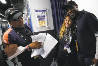  ?? Santiago Mejia / The Chronicle ?? Warriors statistici­an Lori Hoye (left) chats with Genene Oviatt of security and statistici­an Walter Hoye.