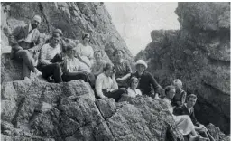  ??  ?? La « plage des savants », où l’on croise Marie Curie, sur la pointe de l’Arcouest, en 1921.